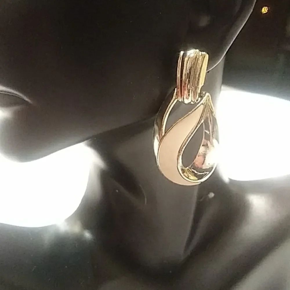 Earrings    - Picture 2 of 4